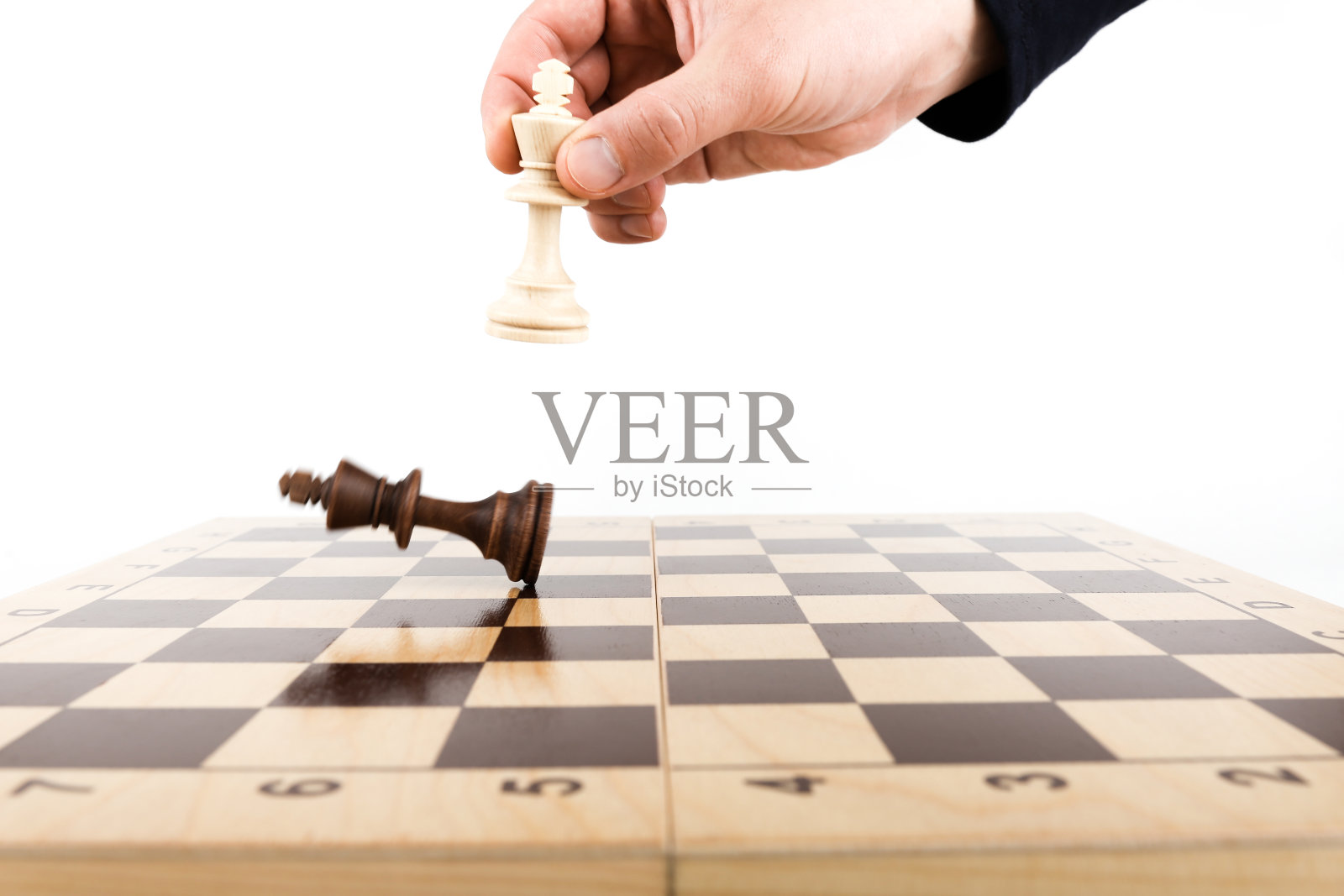手握一个国王棋子并击败另一个国王照片摄影图片