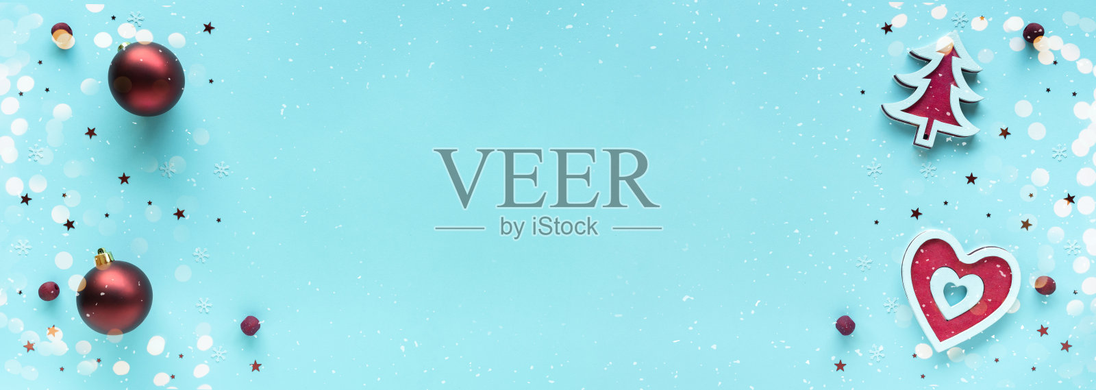 圣诞节的组成与红色和白色装饰在柔和的蓝色表面,俯视图,复制空间。圣诞快乐,节日快乐,贺卡,相框,横幅照片摄影图片