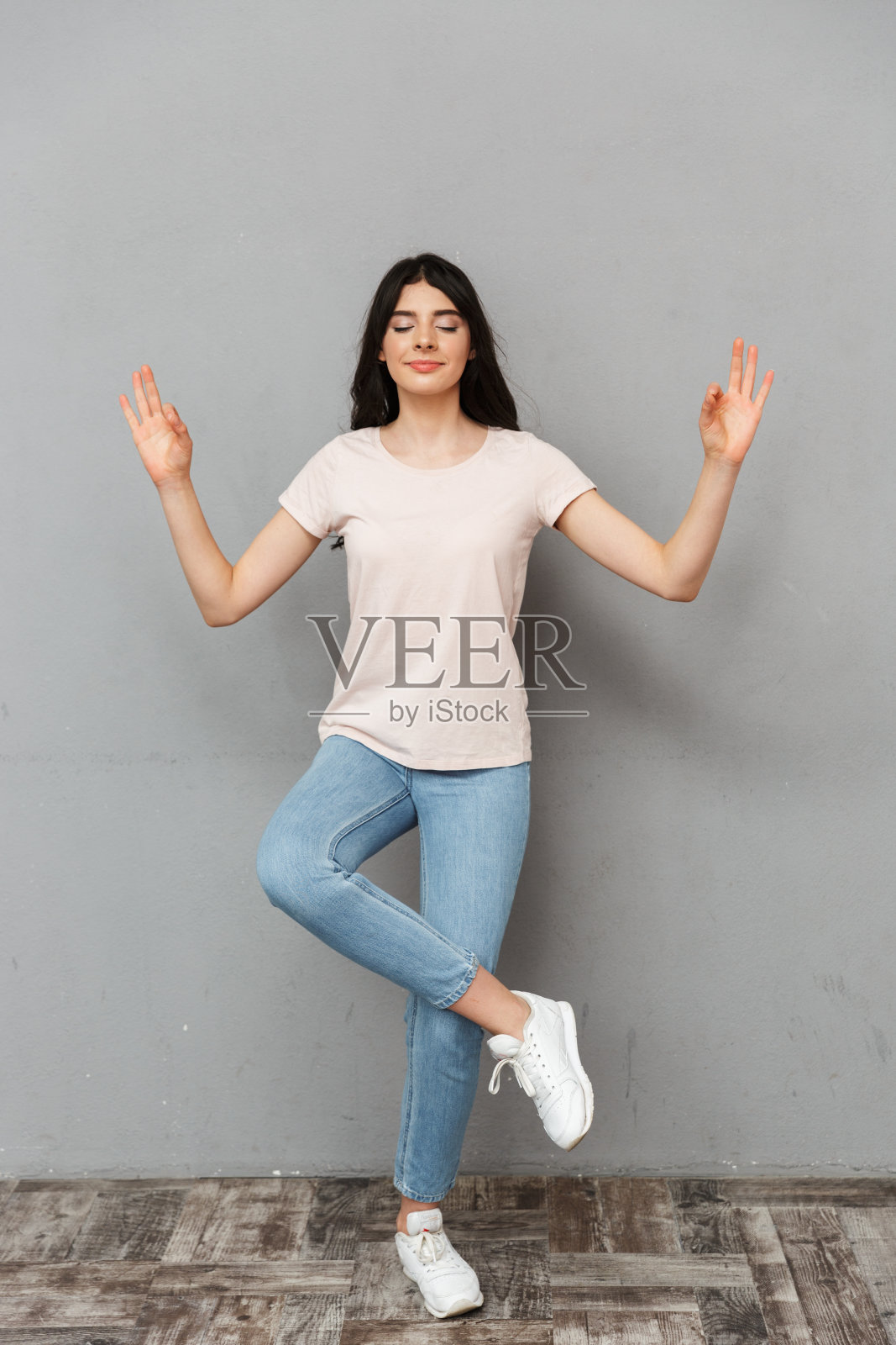 美丽的年轻女士孤立在灰色的背景照片摄影图片