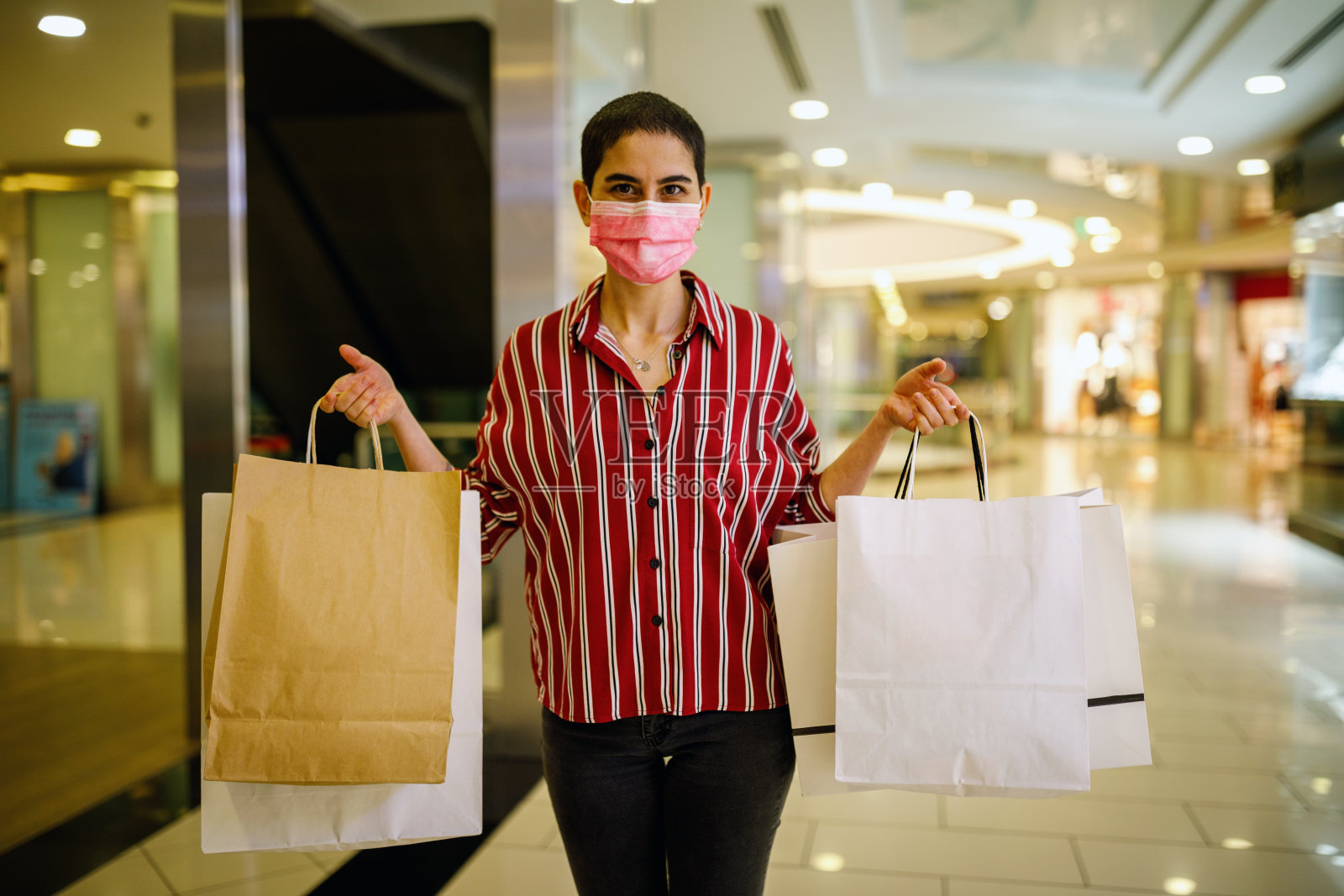 年轻女人购物照片摄影图片