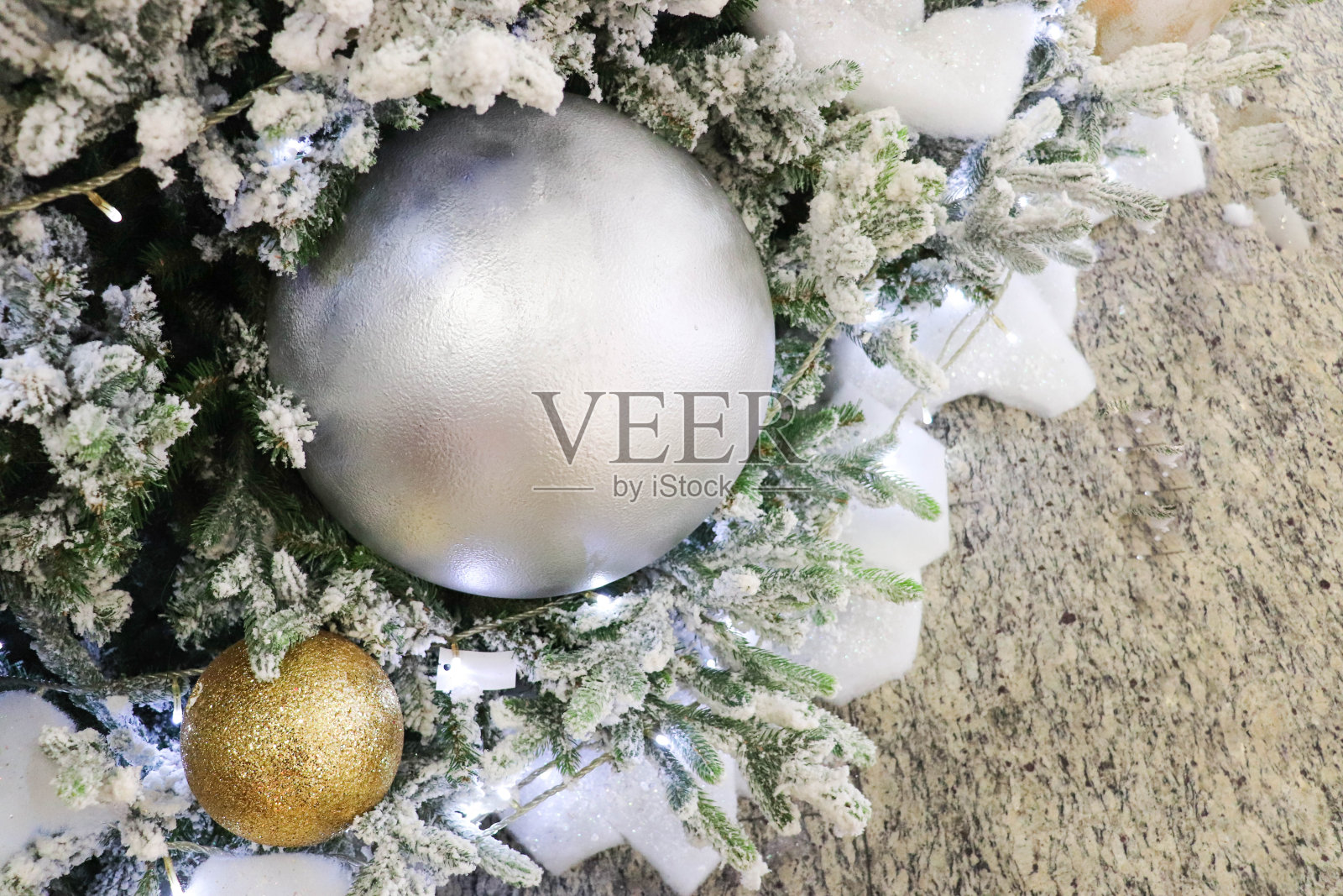 用新年球装饰的圣诞树照片摄影图片