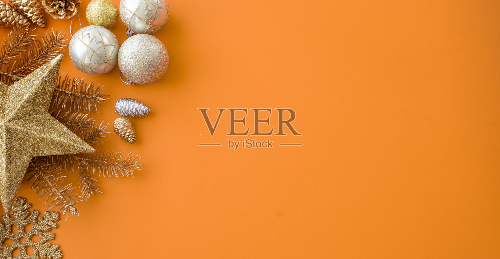 圣诞快乐和新年快乐的背景,平铺构图金色装饰构图照片摄影图片