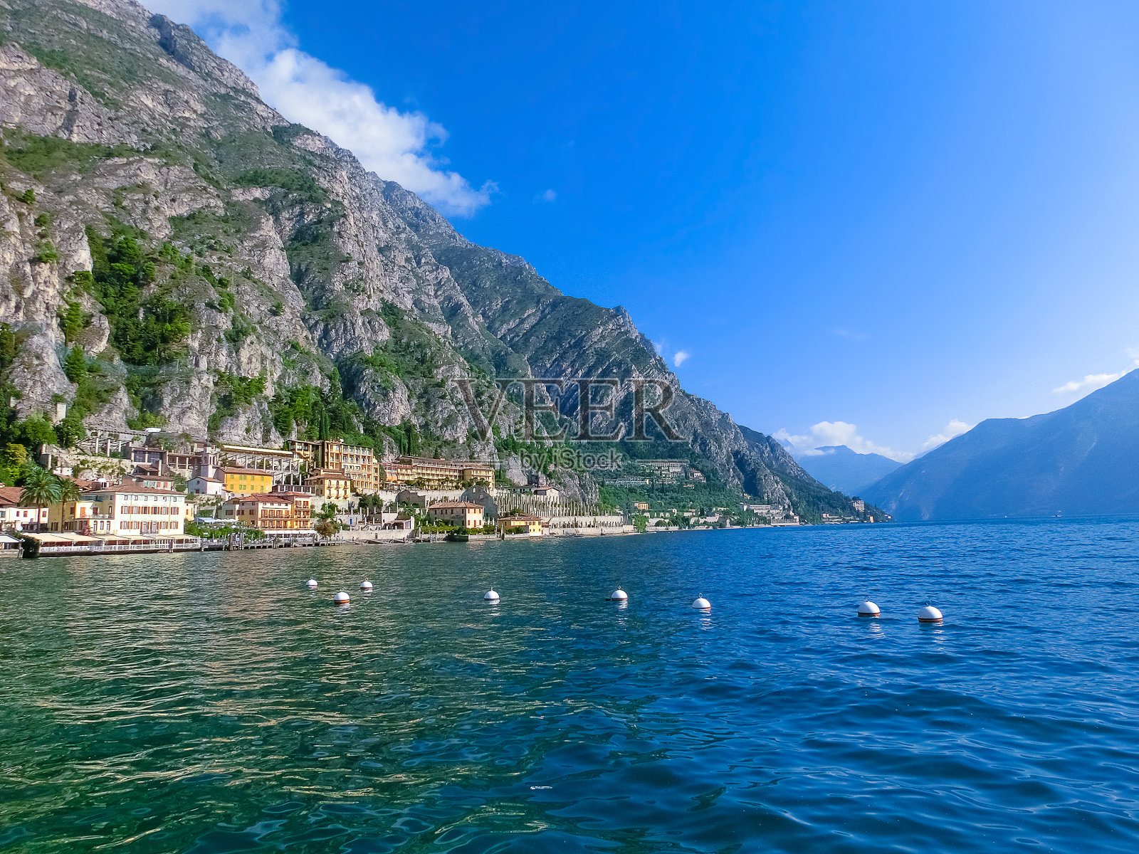 意大利,加尔达市-带喷泉的木板路照片摄影图片