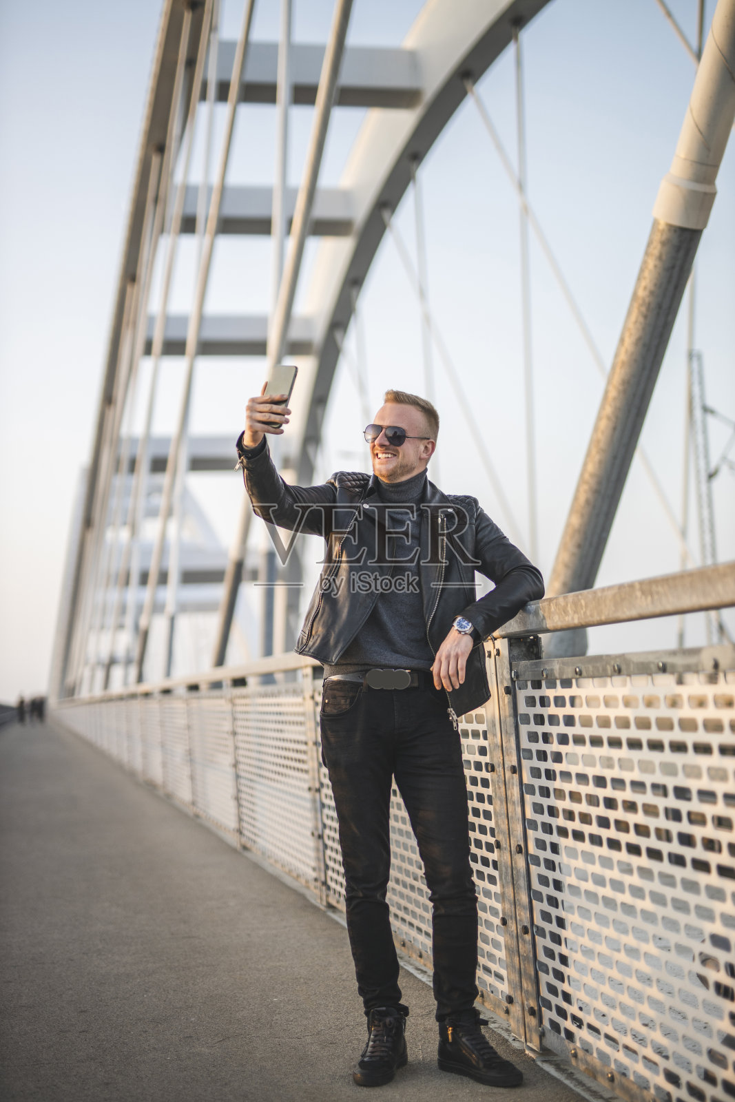 时尚男士用智能手机自拍照片摄影图片