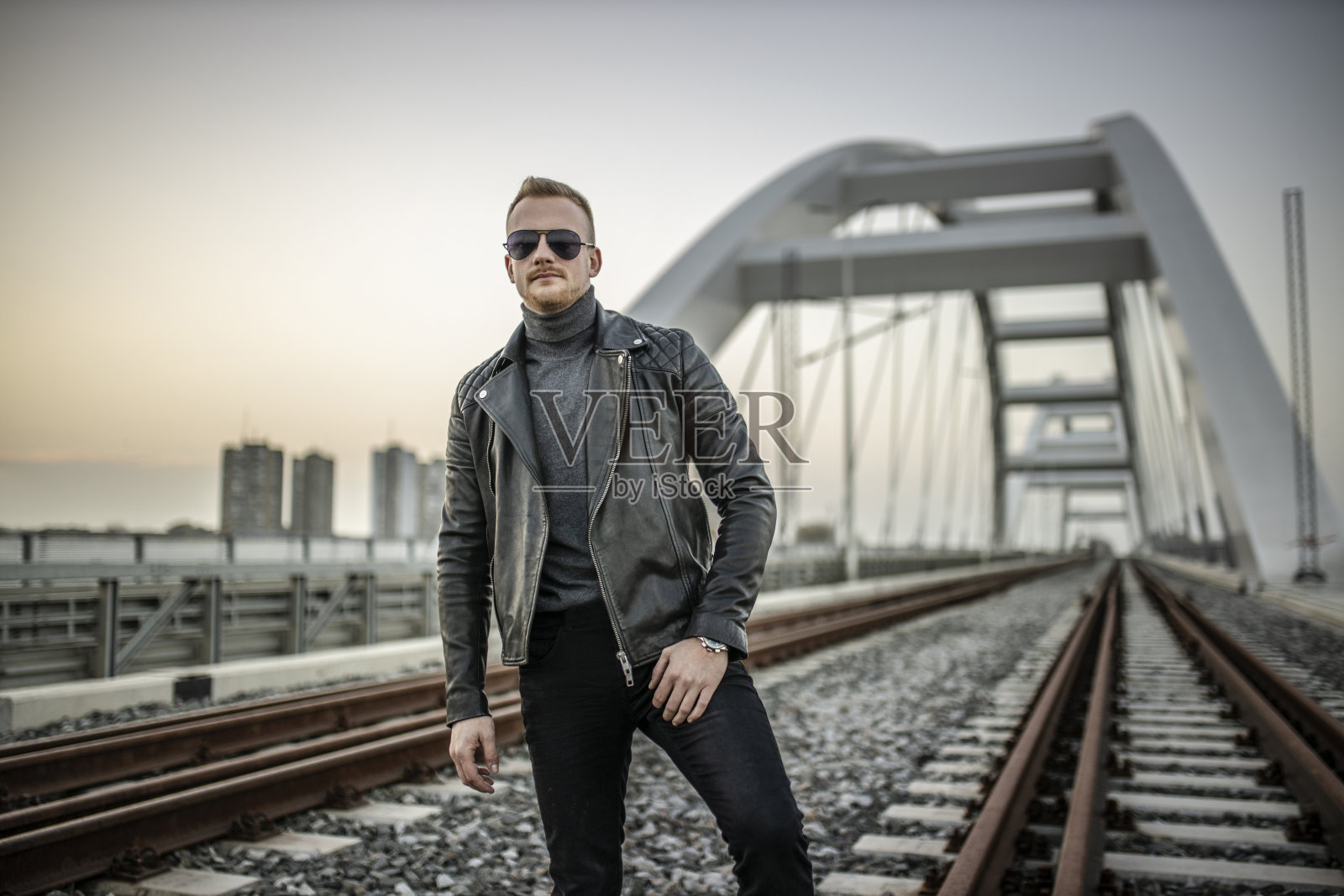 严肃的时尚男士户外肖像照片摄影图片