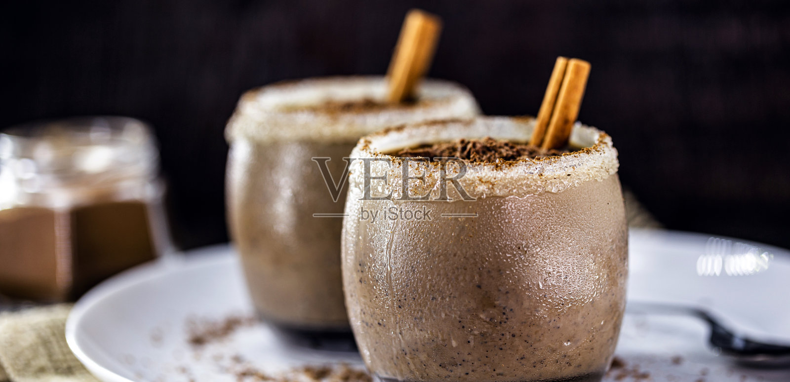 冰巧克力慕斯,典型的夏季甜点,自制的冰巧克力刨花照片摄影图片