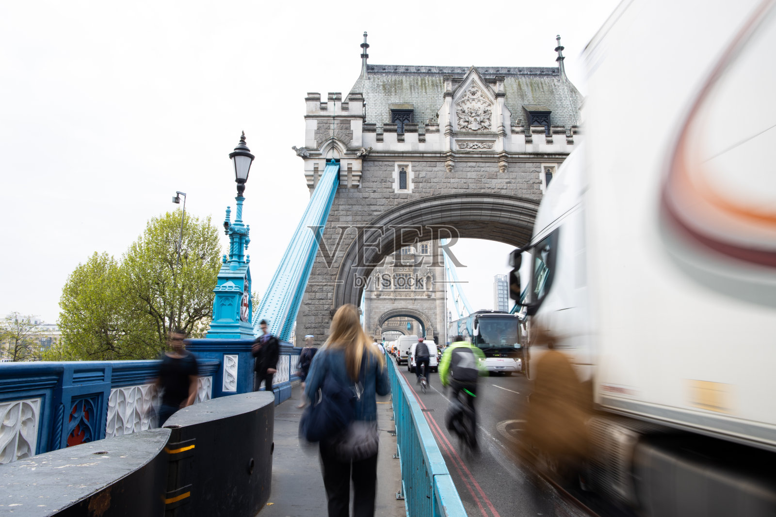 人们和汽车在塔桥上快速移动照片摄影图片