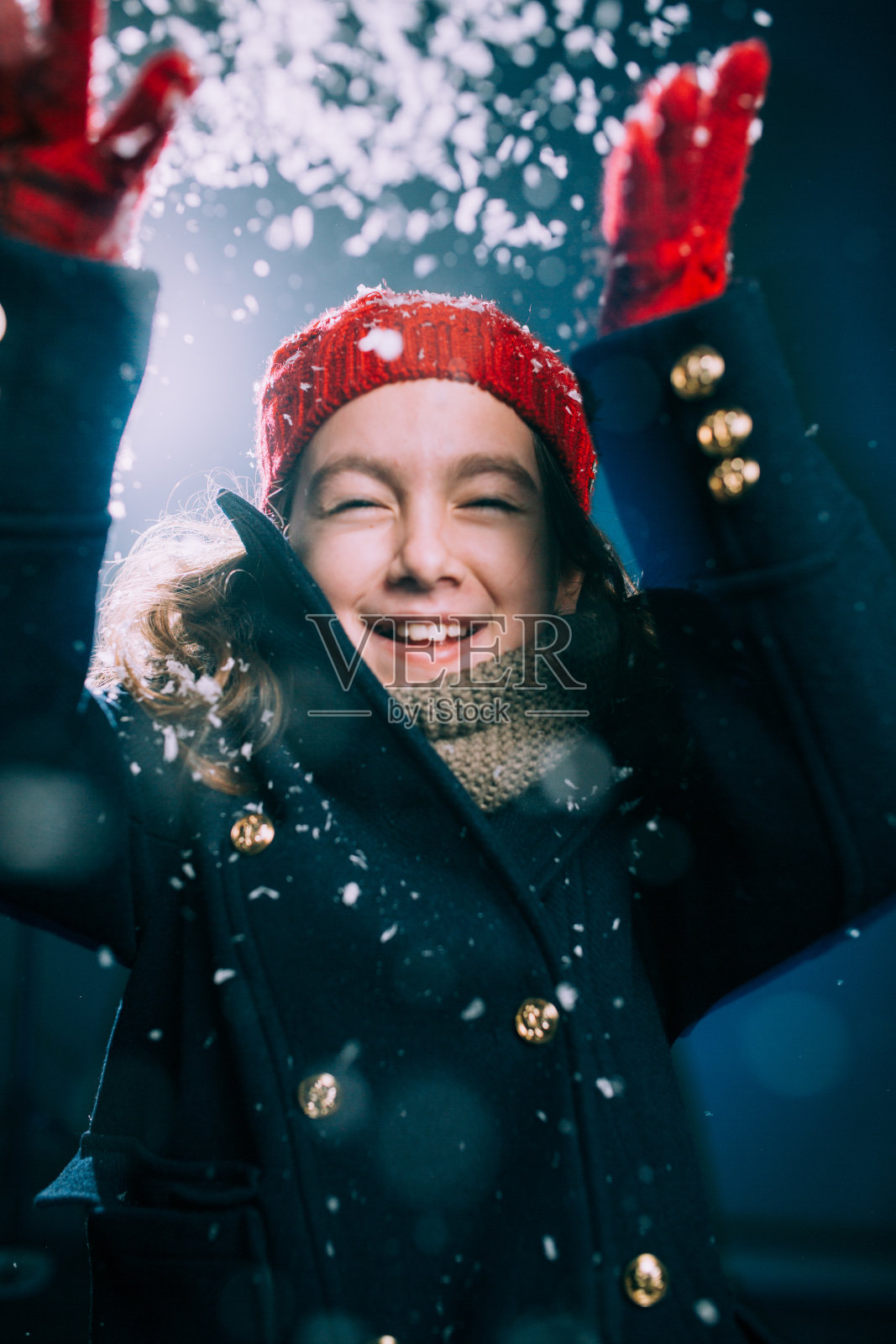 享受雪夜的女孩照片摄影图片