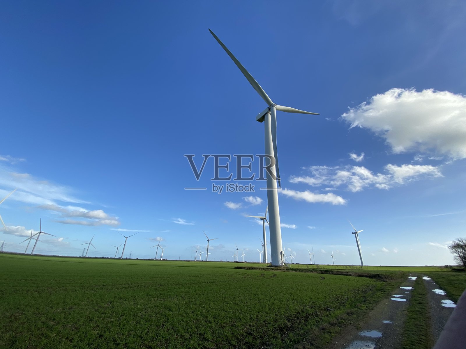 产生电能的风力涡轮机。风力发电技术生产风力涡轮机照片摄影图片