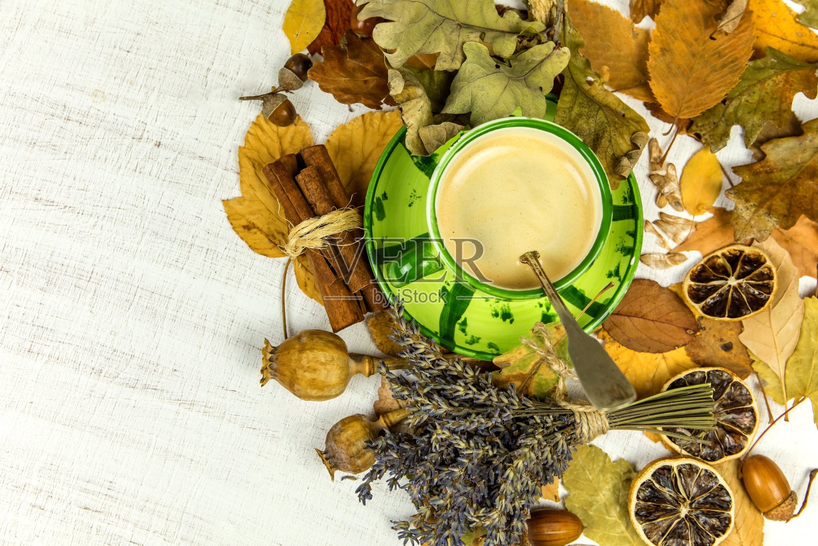 绿杯咖啡和秋叶。秋天秋天的背景与枫叶和一杯黑咖啡-秋天顶部视图与复制空间照片摄影图片