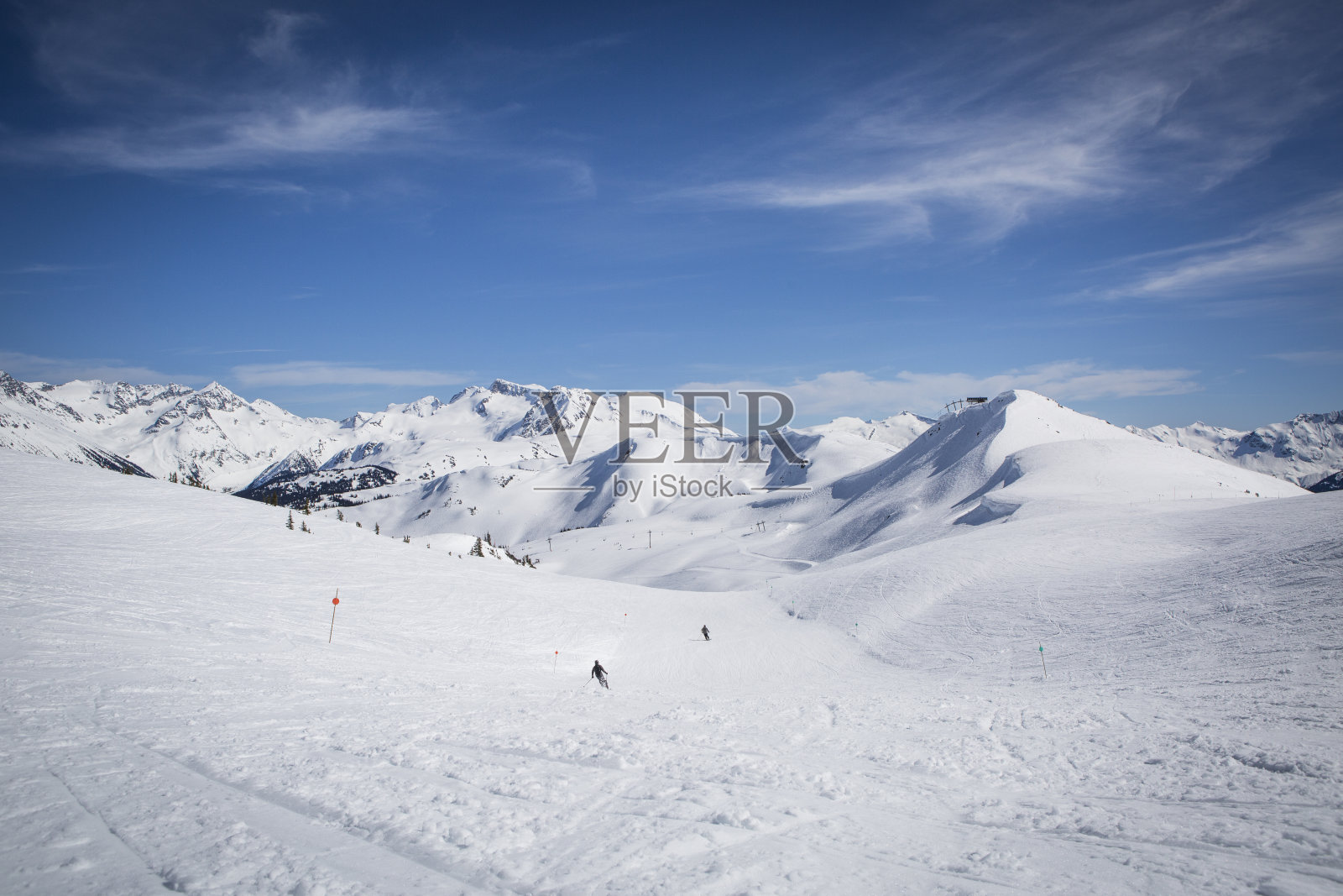 冬季的惠斯勒黑梳山滑雪胜地照片摄影图片