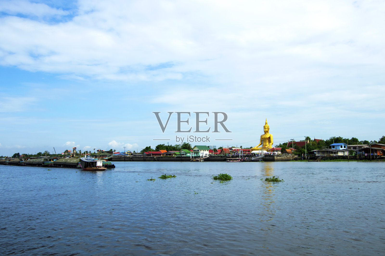 湄南河和泰国农武里省湄南河两岸的城市景观。照片摄影图片