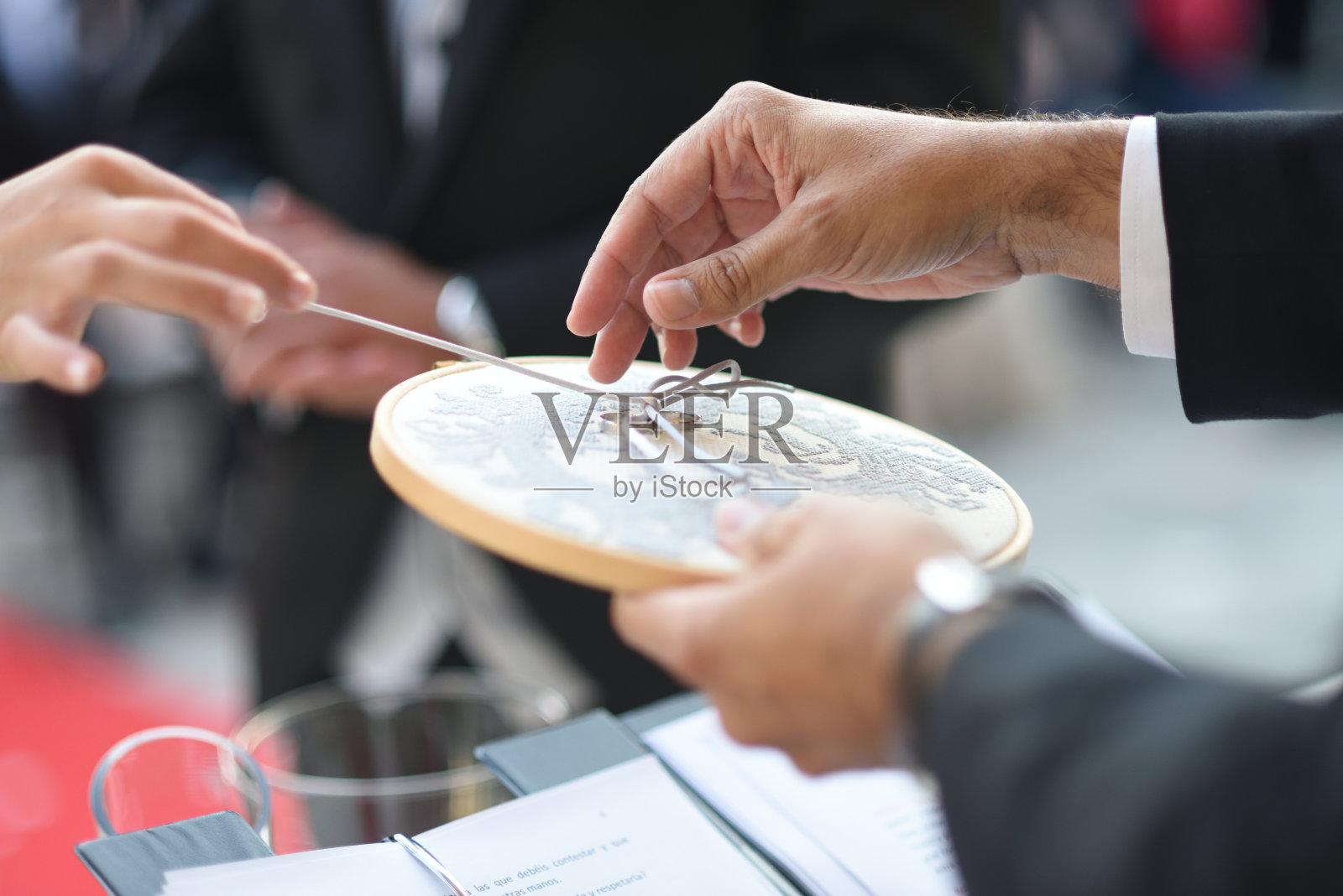 手从圆形框架解开结婚戒指照片摄影图片