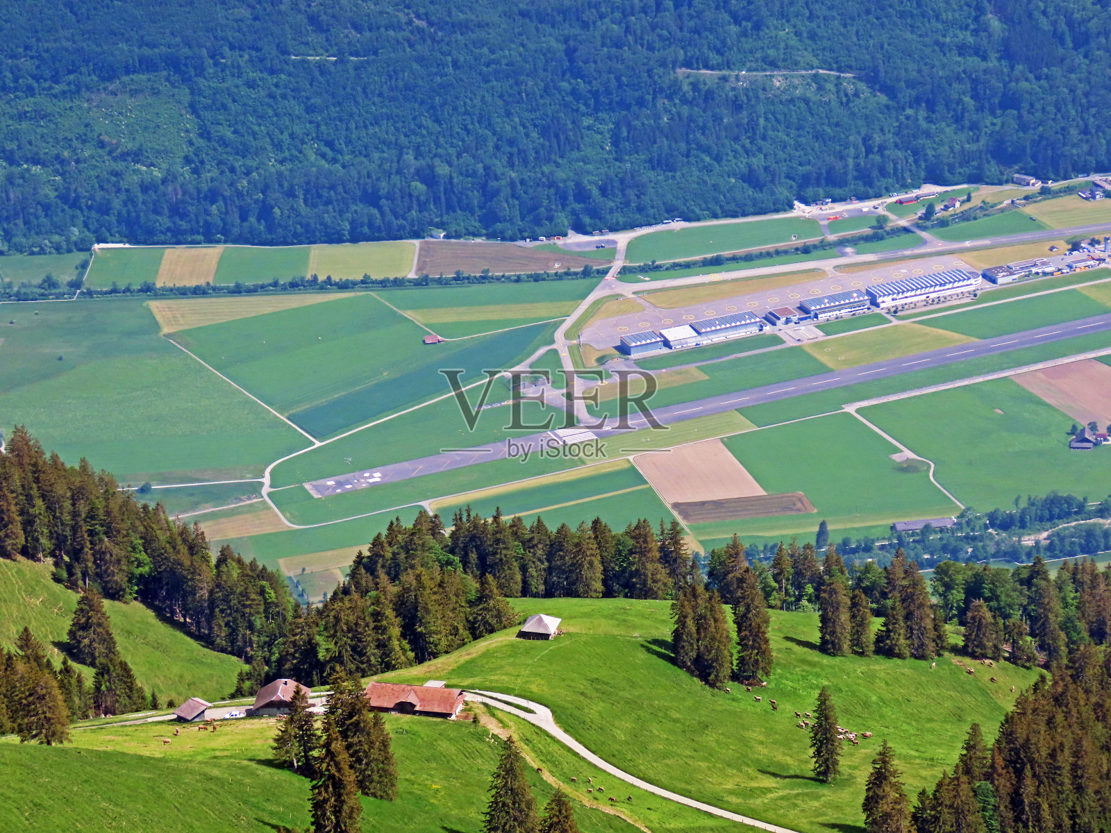 Alpnach, Military airfield(军用机场或军用机场)Alpnach -瑞士奥瓦尔登州(瑞士奥瓦尔登州)照片摄影图片