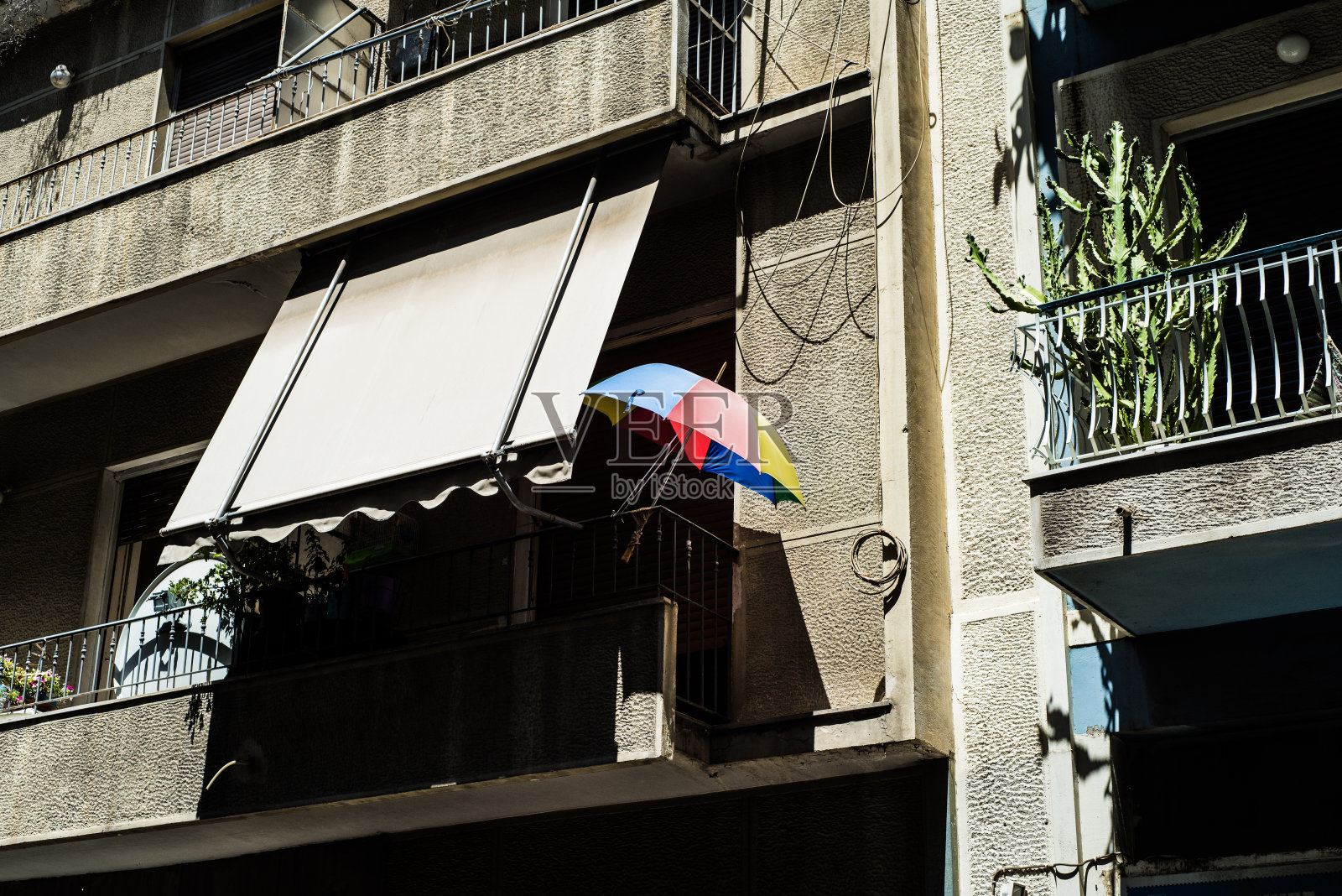 在阴暗的建筑立面上的一把伞照片摄影图片