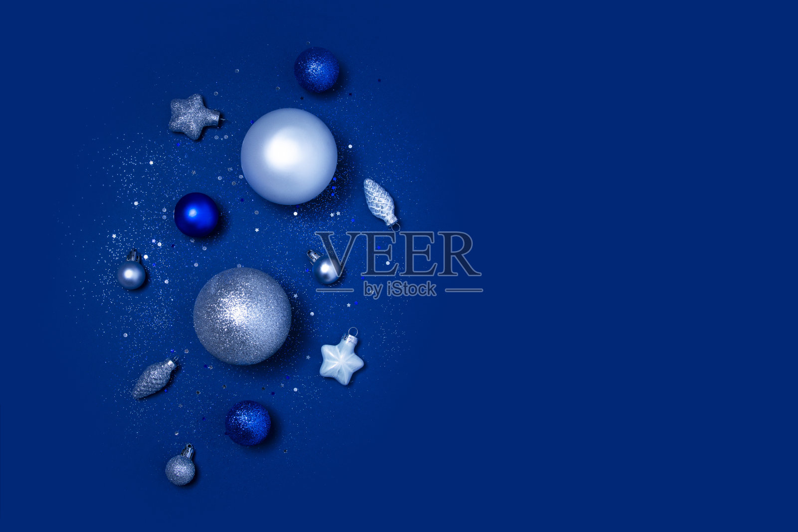 蓝色背景的圣诞装饰物照片摄影图片