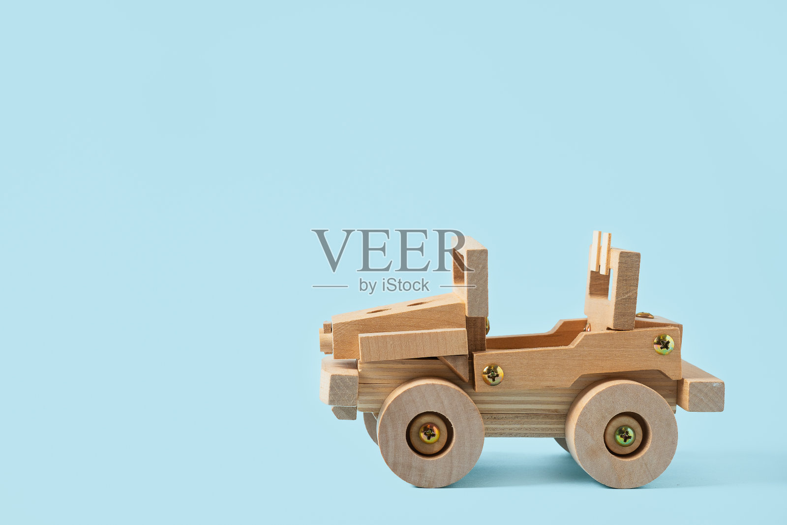 木制汽车玩具在蓝色背景与文本复制空间。照片摄影图片