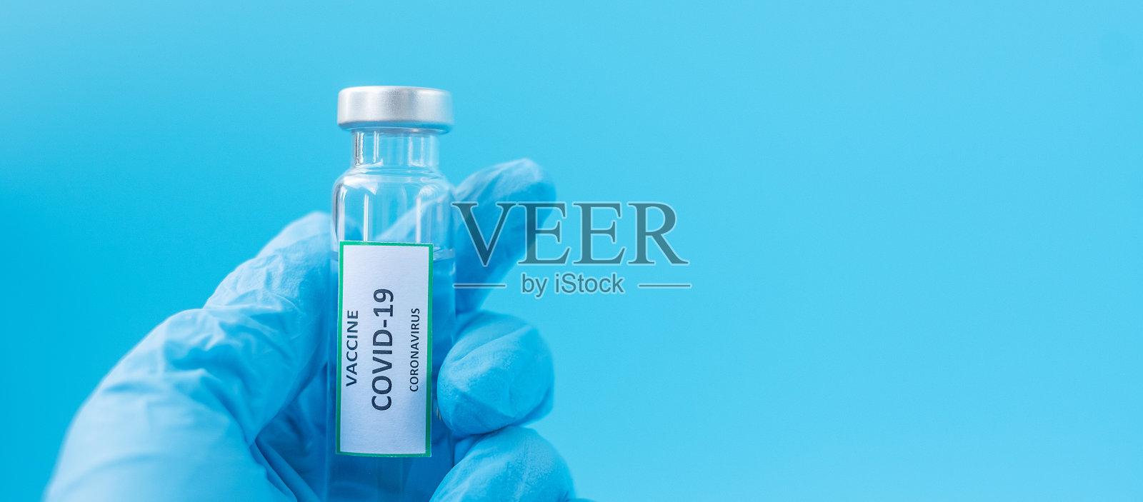 COVID-19疫苗瓶,医生在医院实验室戴丁腈手套。医疗、保健、疫苗接种和免疫概念照片摄影图片