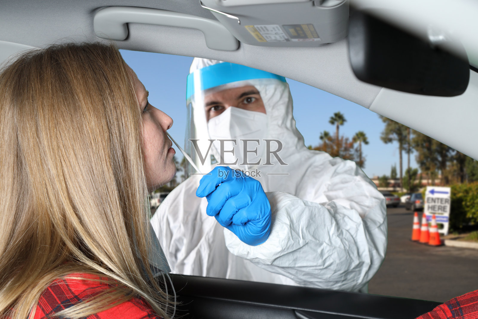 2019冠状病毒病提高了对女性的检测关注照片摄影图片