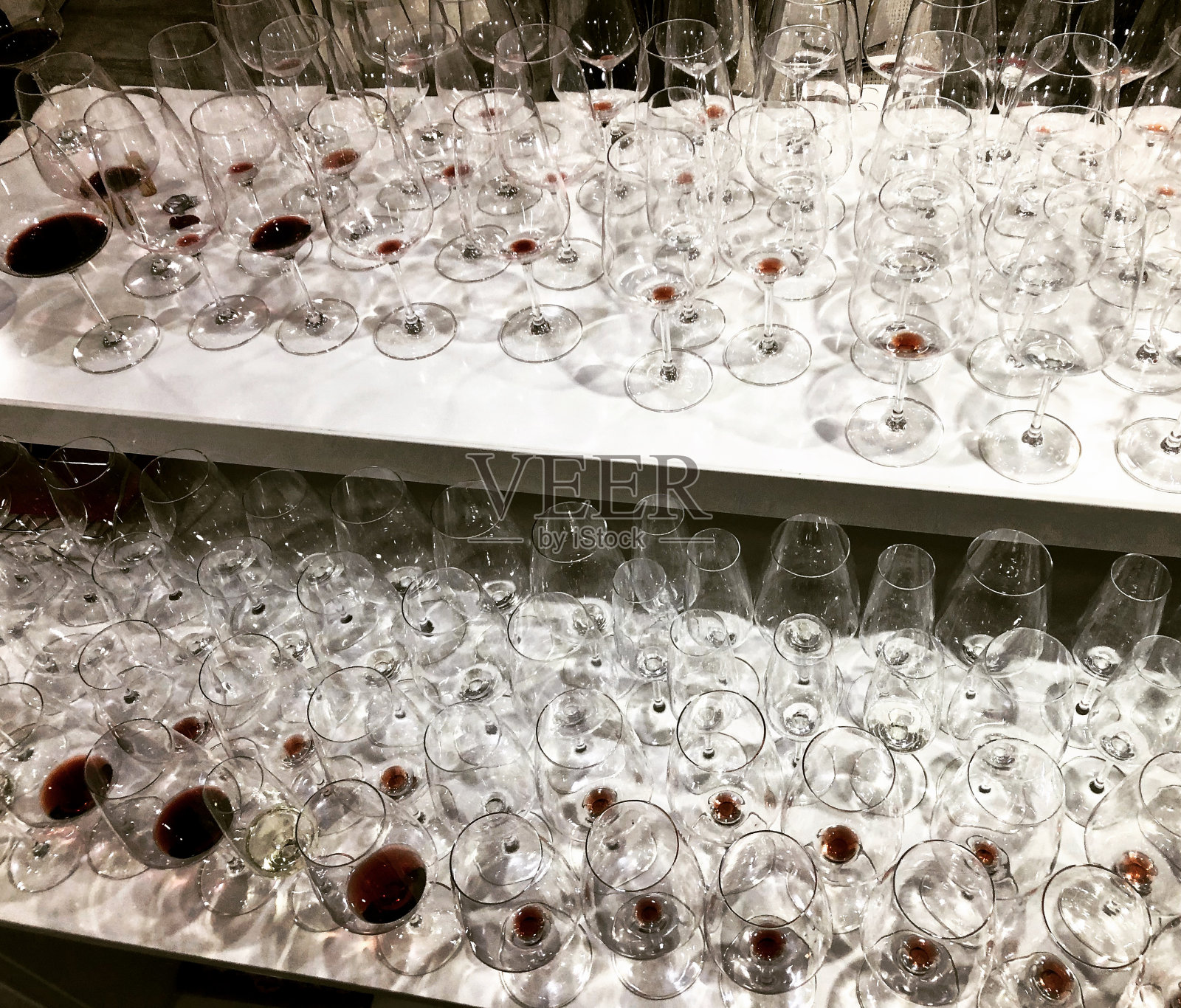 许多脏酒杯在大派对后留下照片摄影图片