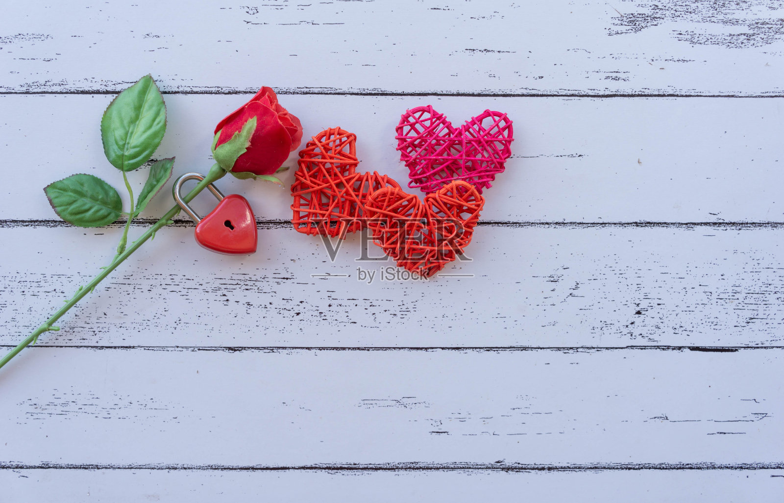 木桌子上的玫瑰和红钥匙是情人节的概念和爱情的一天照片摄影图片