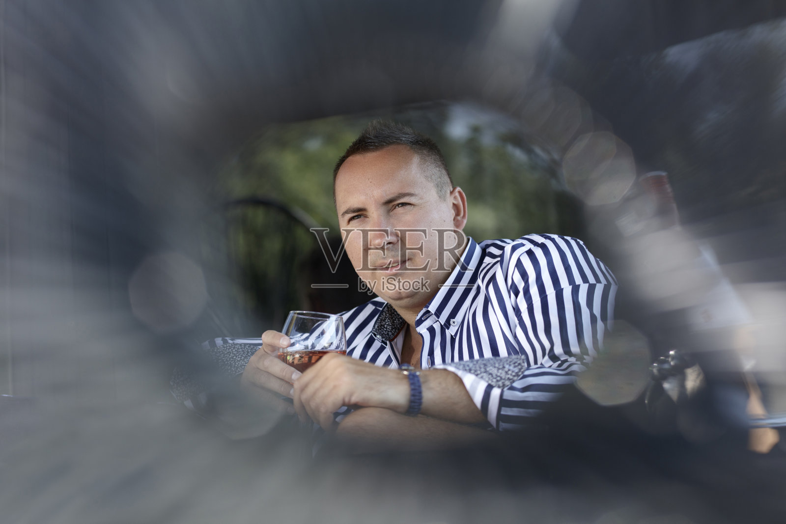 夏日里喝玫瑰酒的男人照片摄影图片