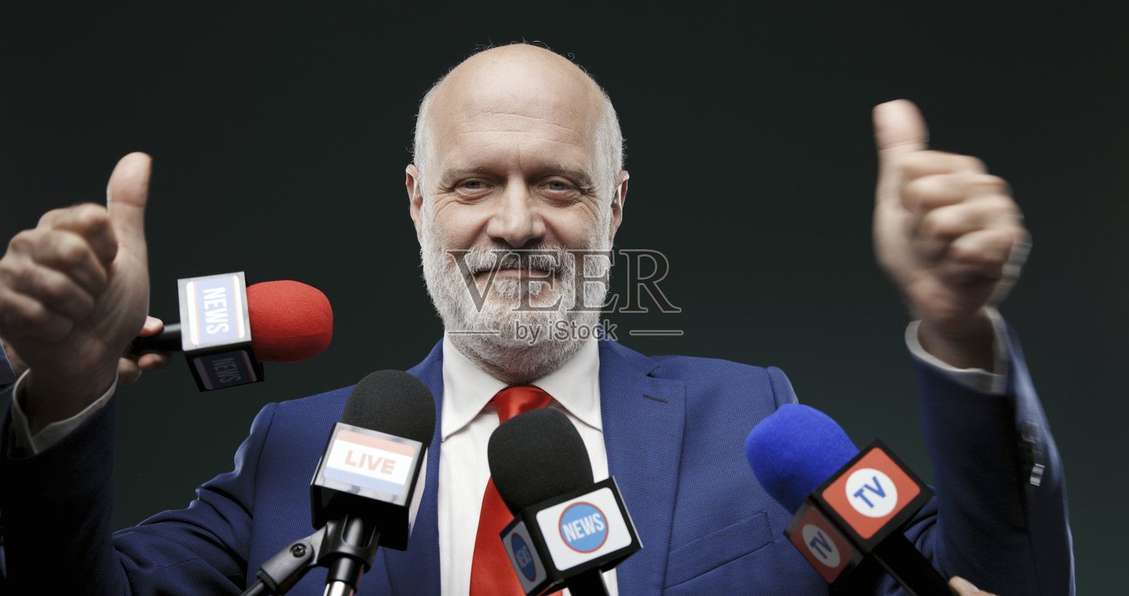 自信的政客对媒体讲话照片摄影图片