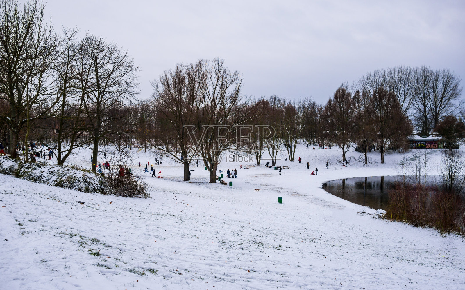 冬天在湖边度假照片摄影图片