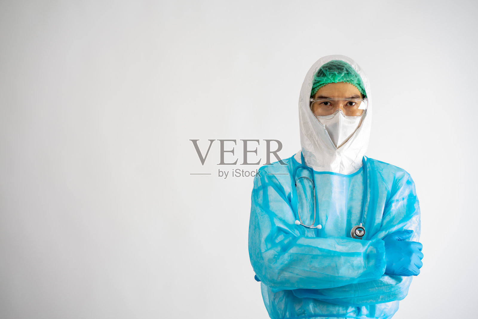 身穿防护服和戴着手套的外科安全面罩的医生亚洲科学家在白色背景上。病毒大流行的概念。医疗保健理念。照片摄影图片