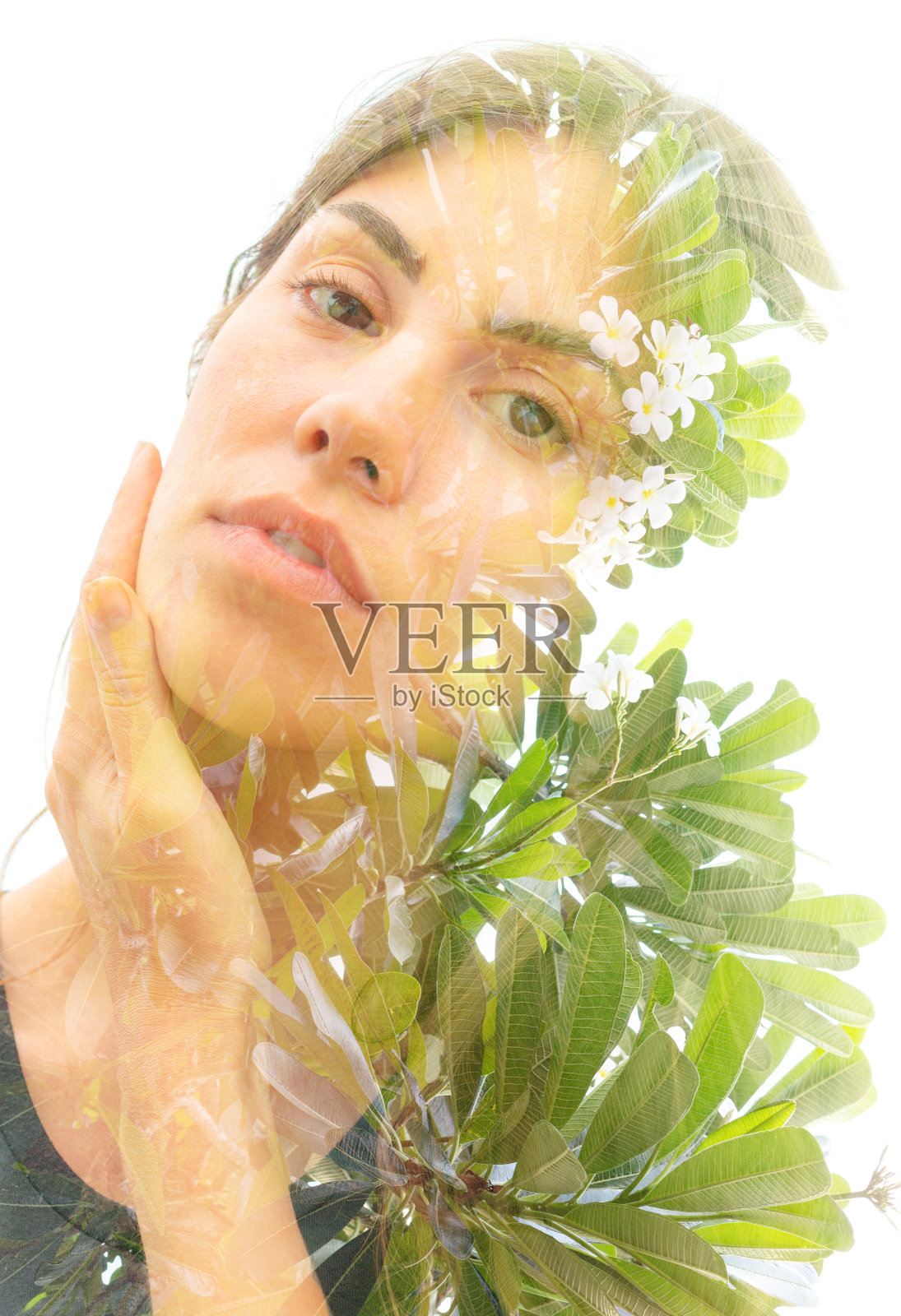 年轻女子与树叶的双重曝光肖像照片摄影图片