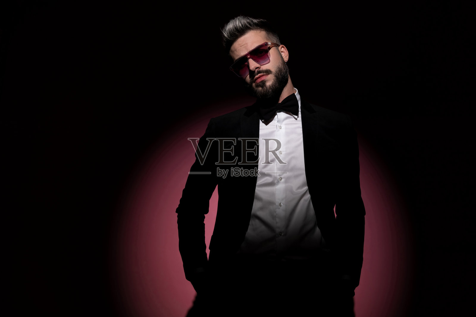 英俊的商人摆姿势,双手插在口袋里照片摄影图片