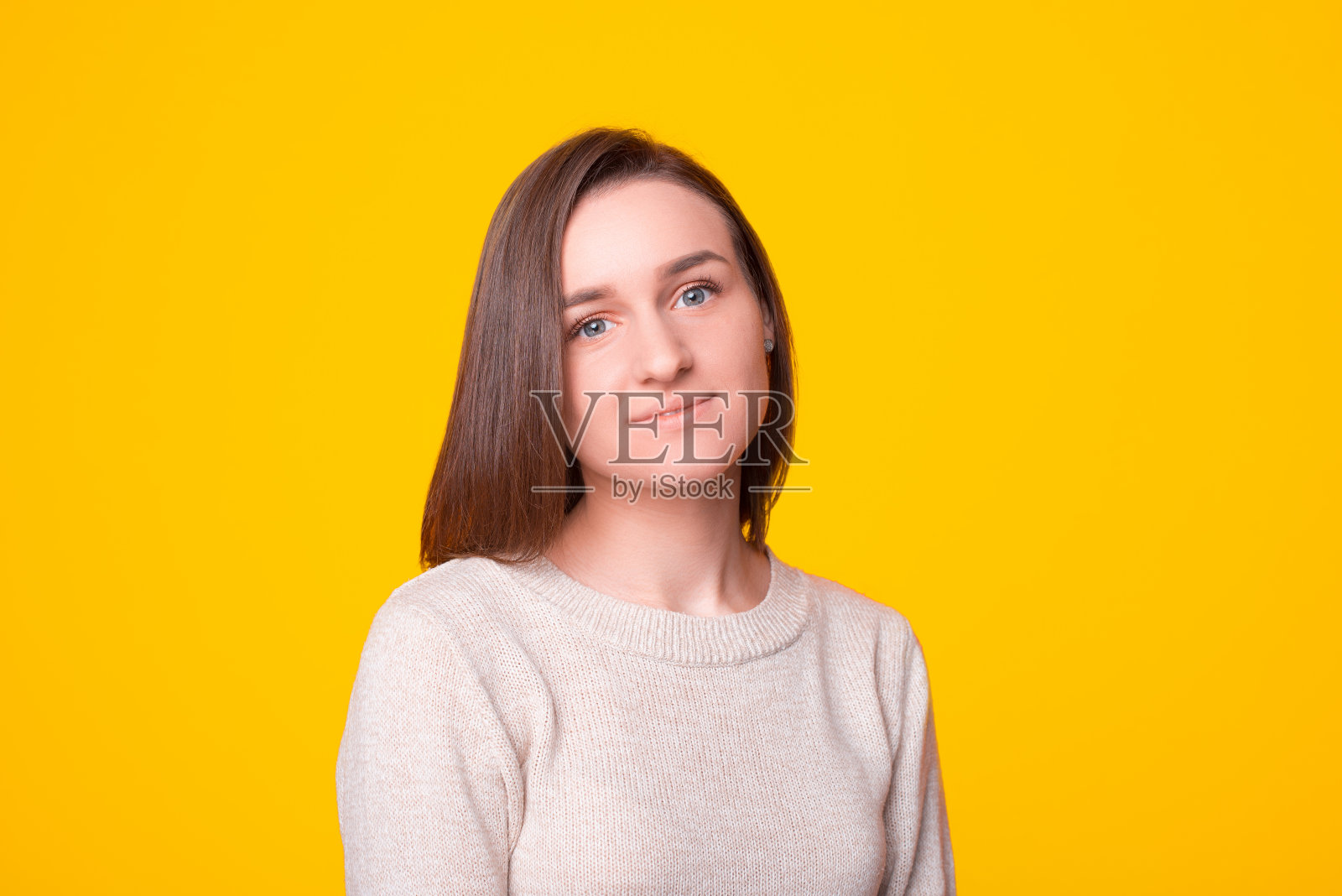 近距离的照片,一个年轻女子微笑着看着相机照片摄影图片