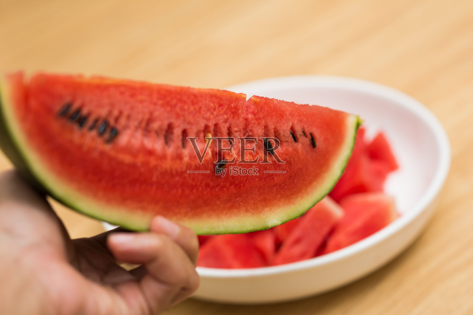 将新鲜的西瓜切片,放在木片上照片摄影图片