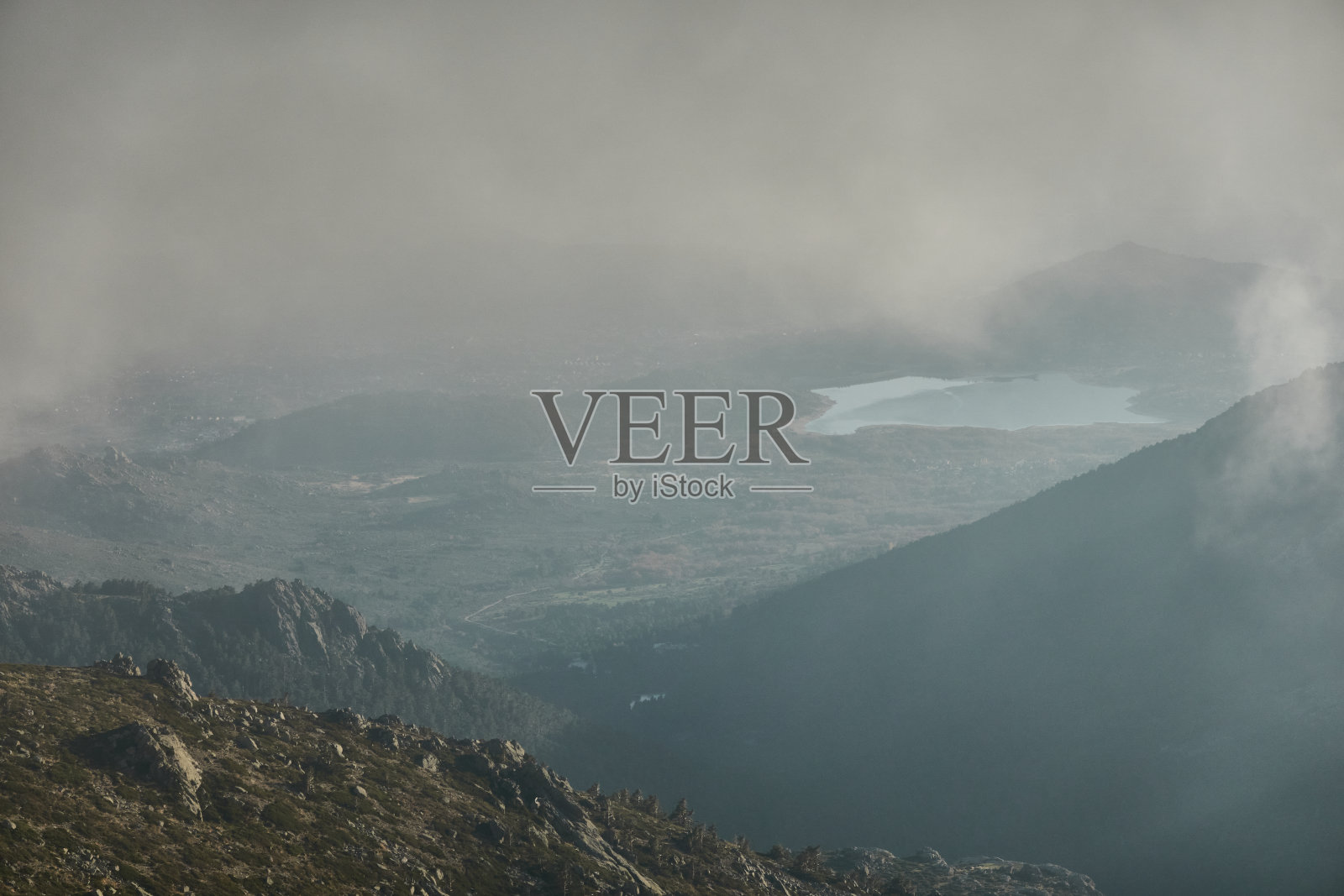 La Maliciosa, La Mundo, Navacerrada, La Pedriza, El Yelmo和在危地马拉国家公园秋日的橡树森林。马德里的社区。西班牙照片摄影图片