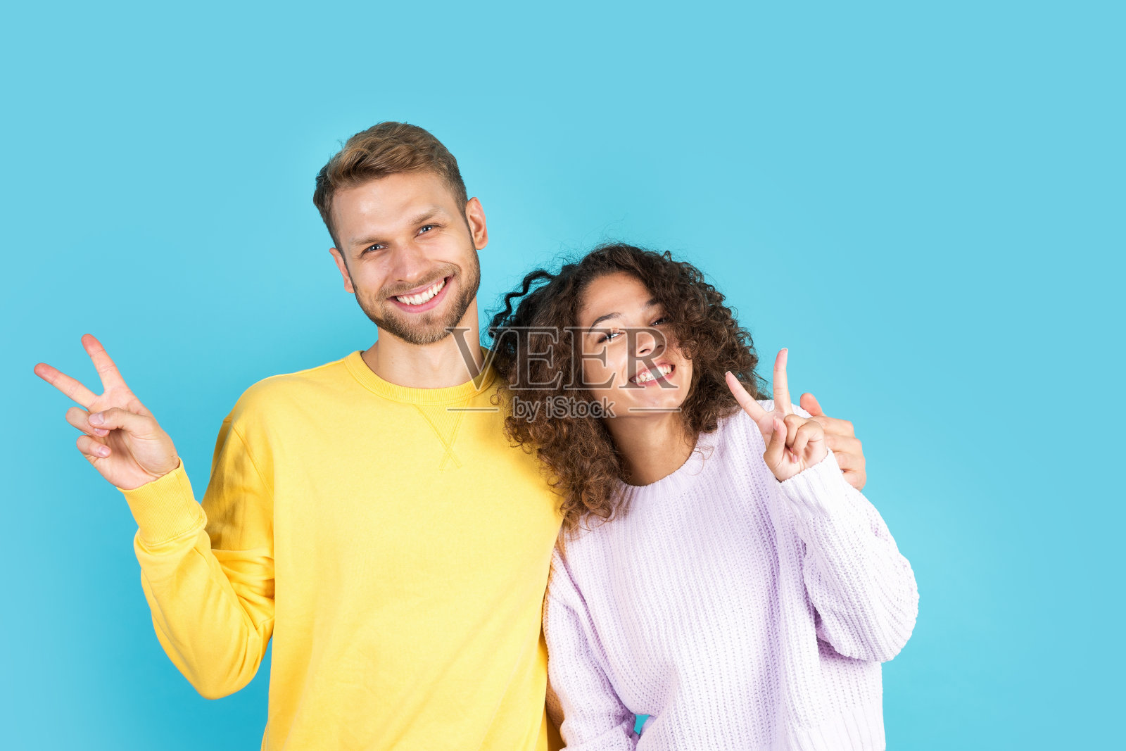 一名男子和一名非裔美国妇女站在蓝色背景上照片摄影图片