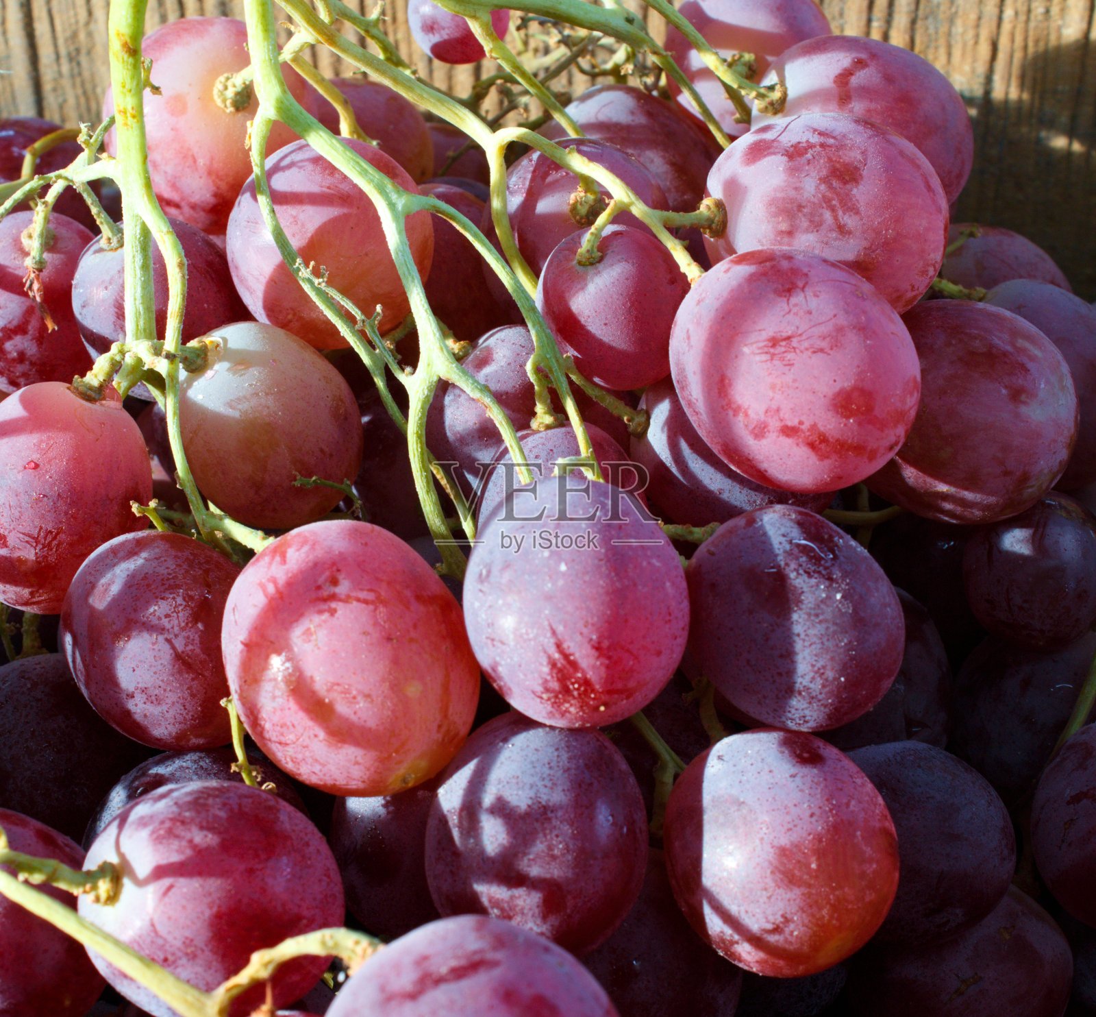 一串有机生长的红地球品种粉红餐桌葡萄照片摄影图片