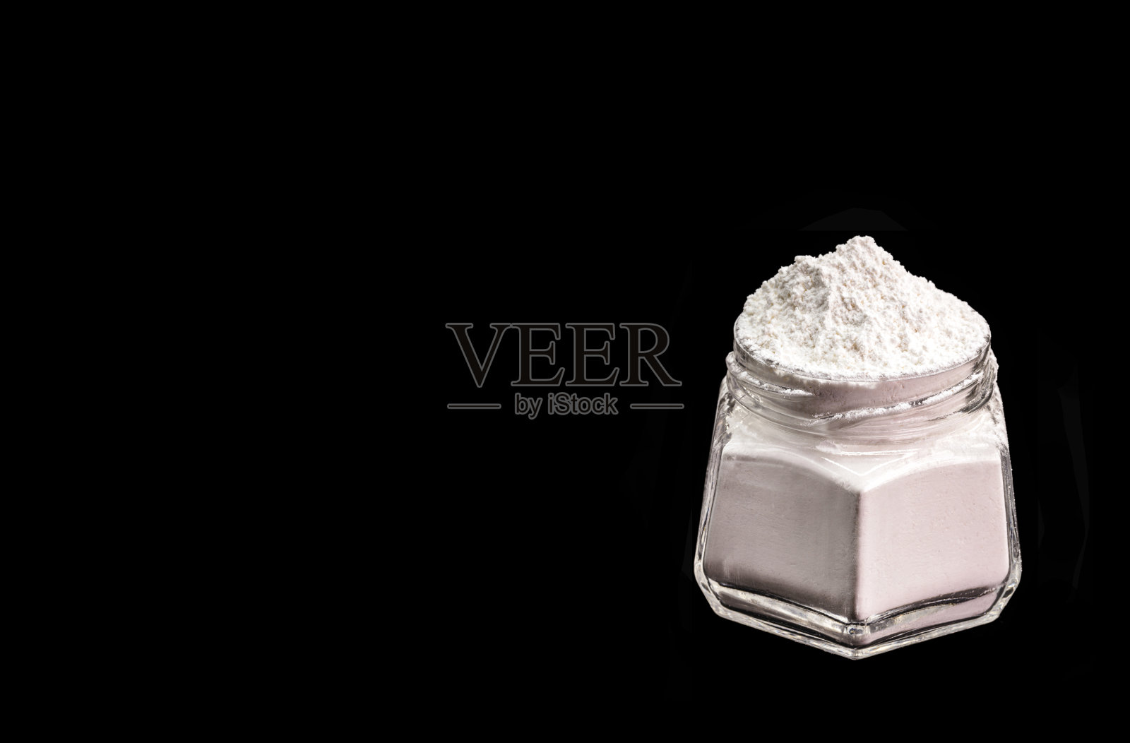 化学泡打粉。一种化学产品,能使块状物变得松软。一种用于烹饪的无毒酸和碳酸盐或碳酸氢盐的混合物照片摄影图片