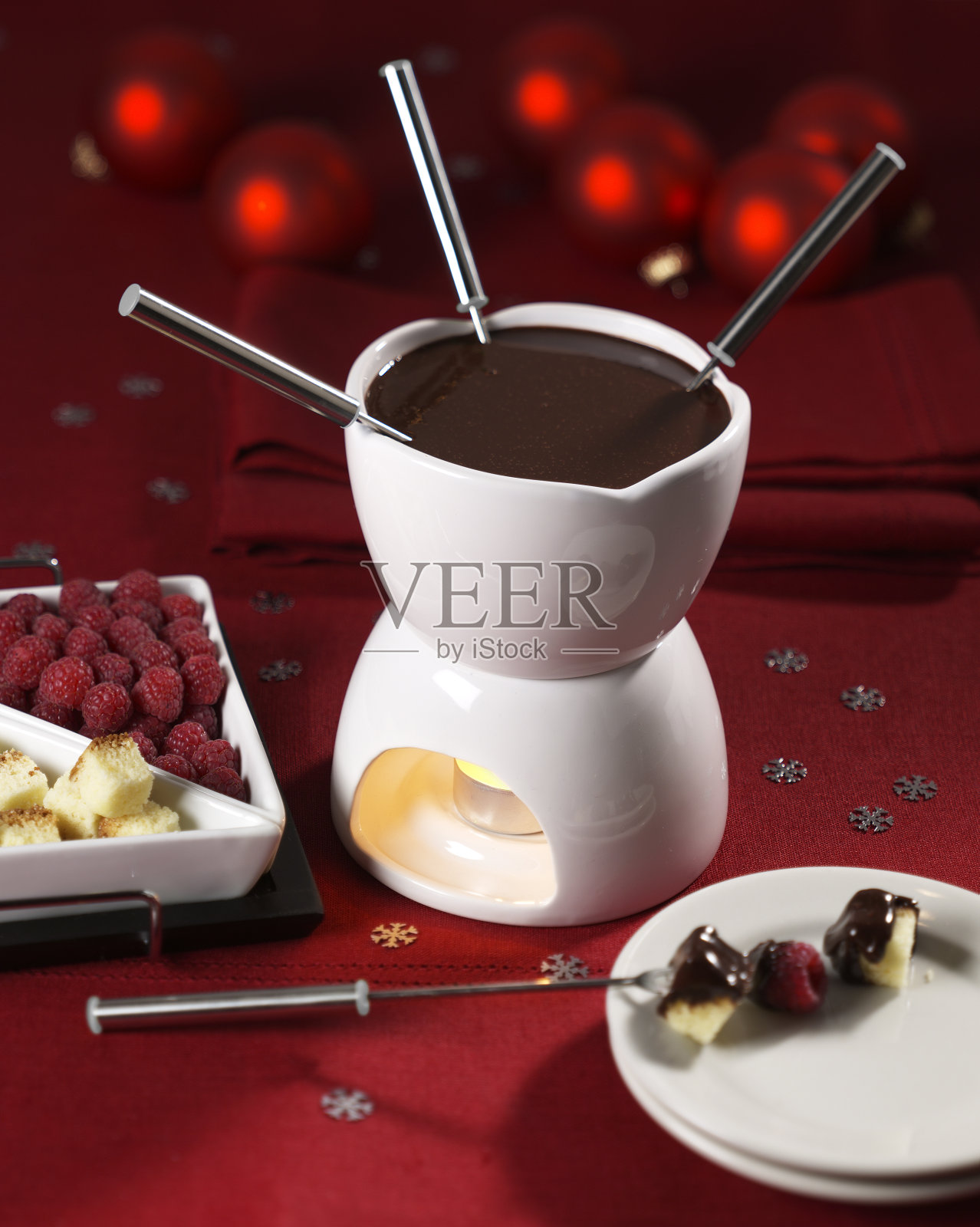 放在桌子上的精美小吃照片摄影图片