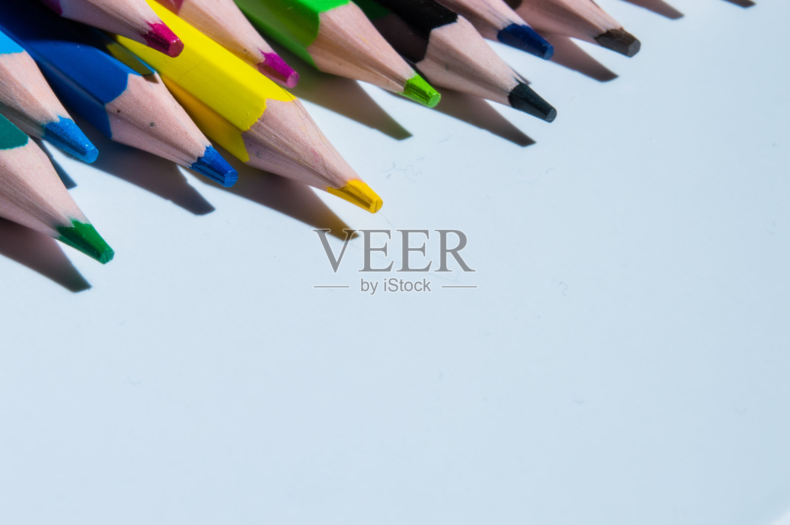 白色背景上的彩色铅笔。照片摄影图片