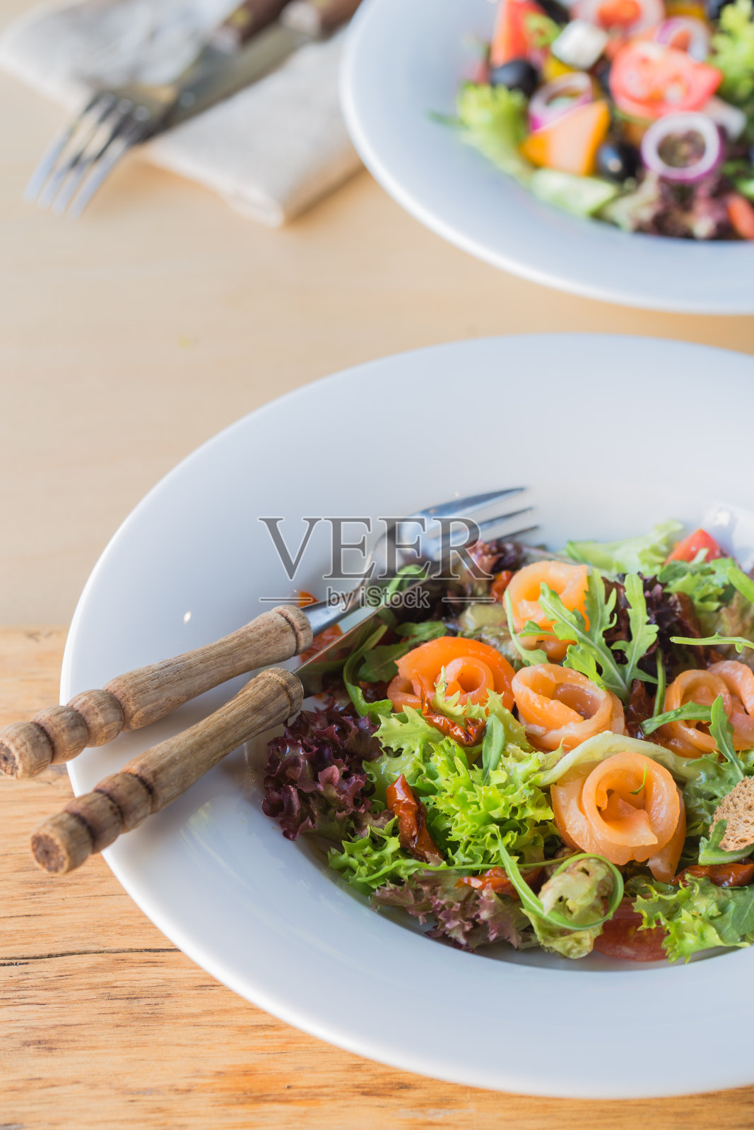 三文鱼沙拉配芝麻菜,圣女果和玉米沙拉。家里做的食物。黑色背景。前视图。本空间照片摄影图片
