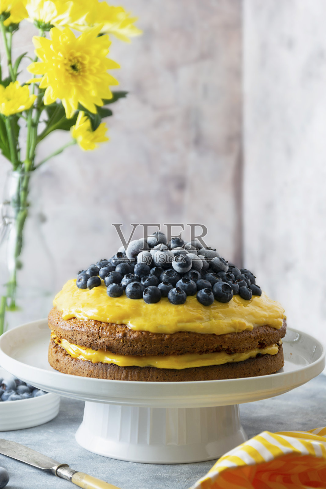 蓝莓蛋糕与柠檬蛋奶冻在蛋糕架上,糕点,在家里烘焙。有选择性的重点。照片摄影图片