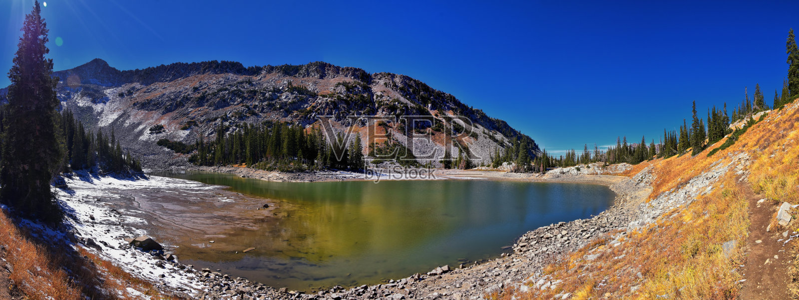 红松湖山风景风景从白光迪和Pfeifferhorn徒步旅行路线,到小杨木峡谷,Wasatch落基山脉,美国犹他州。照片摄影图片