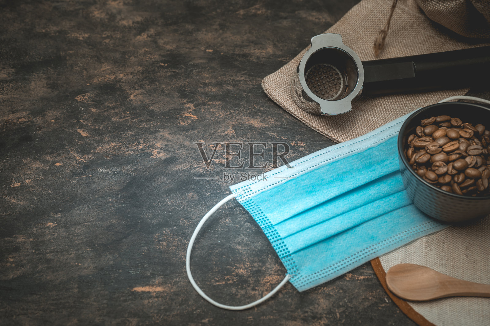 带面具的咖啡餐厅餐桌照片摄影图片