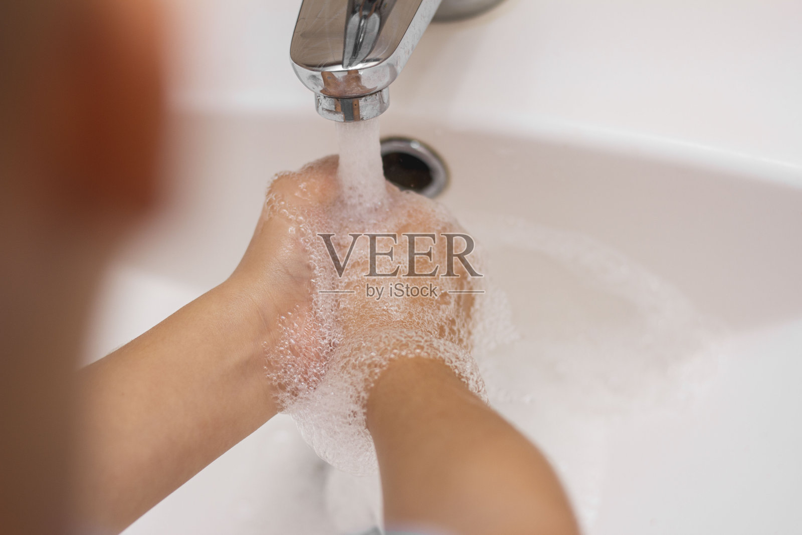 这孩子用泡沫洗手照片摄影图片