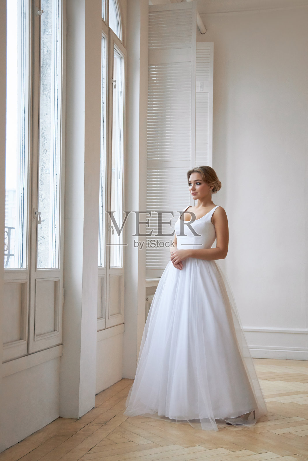 美丽苗条的女人在白色婚纱,新的收集婚纱新娘。噪音,焦点模糊照片摄影图片