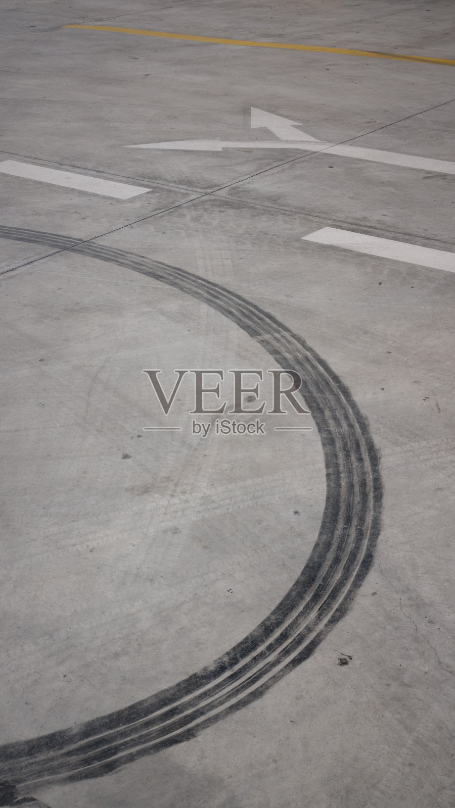 停车场地板上的线和脚印照片摄影图片