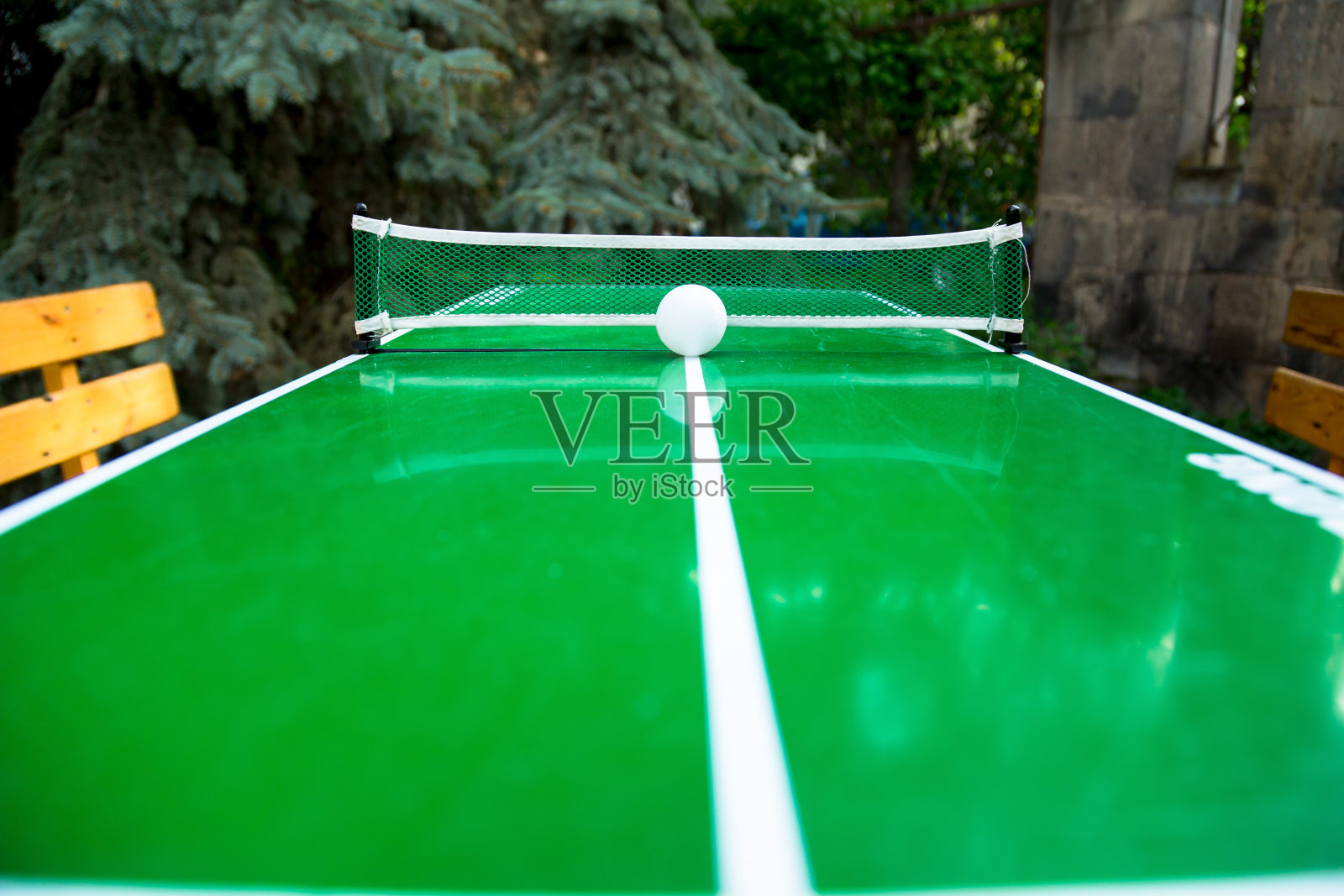 乒乓球游戏和一个球在绿色的网球板上照片摄影图片