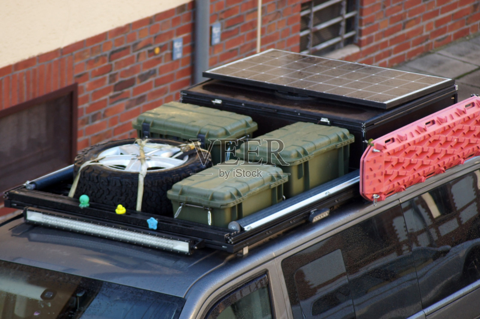 一辆SUV车顶架上的行李照片摄影图片
