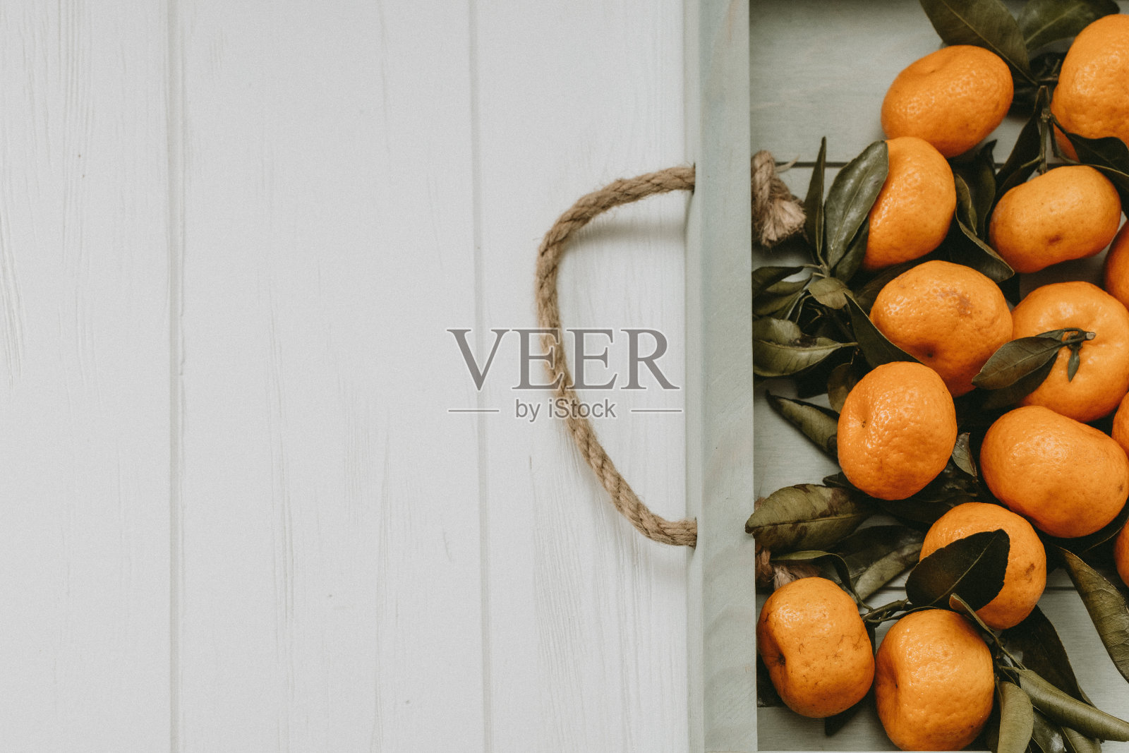 托盘里放着新年橘子照片摄影图片