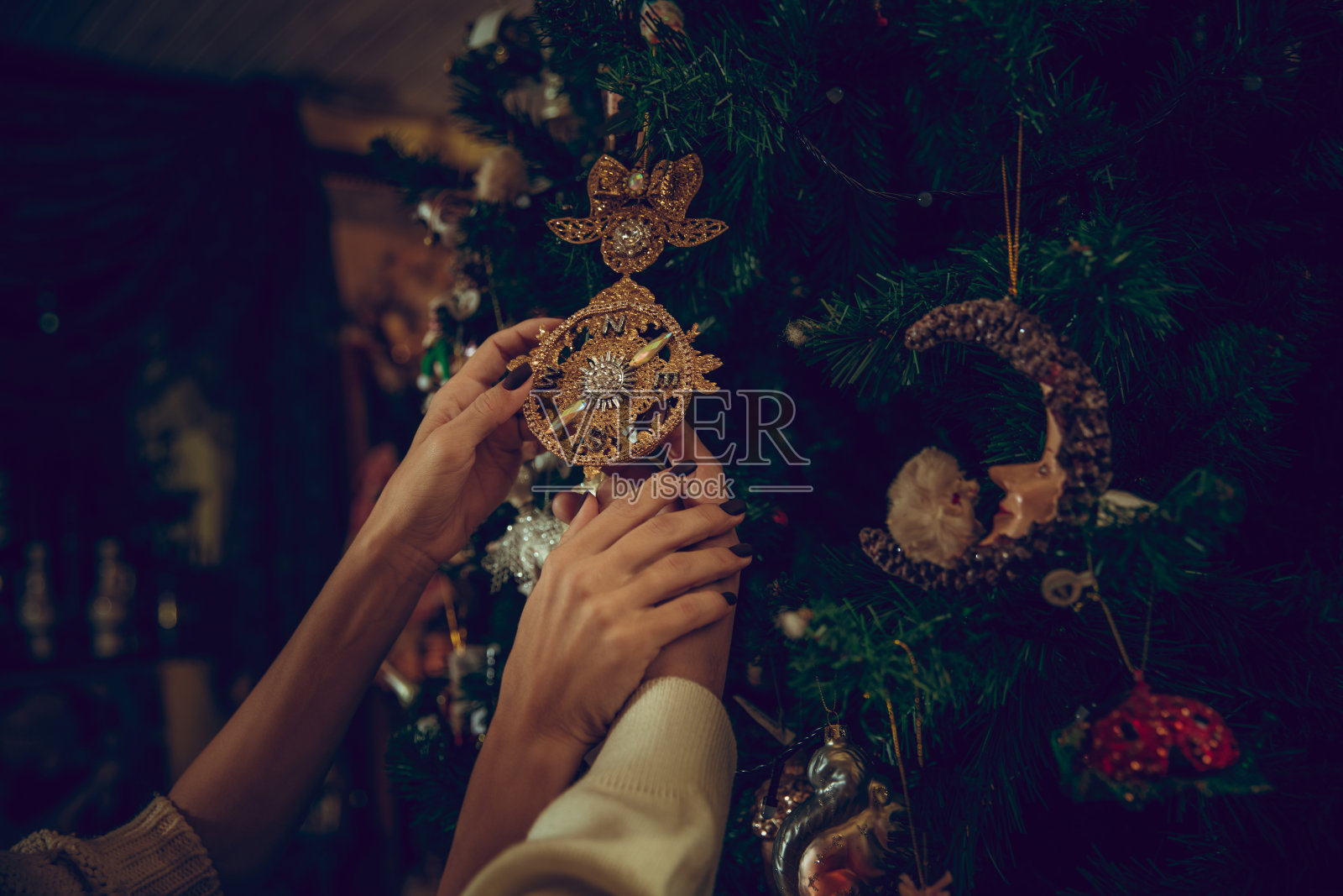 在家居商店寻找家居装饰和节日礼物的情侣们的手照片摄影图片